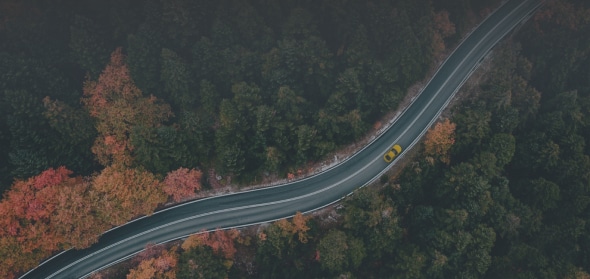 voiture qui roule sur la route