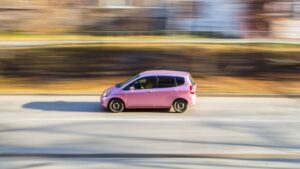 voiture qui roule sur autoroute