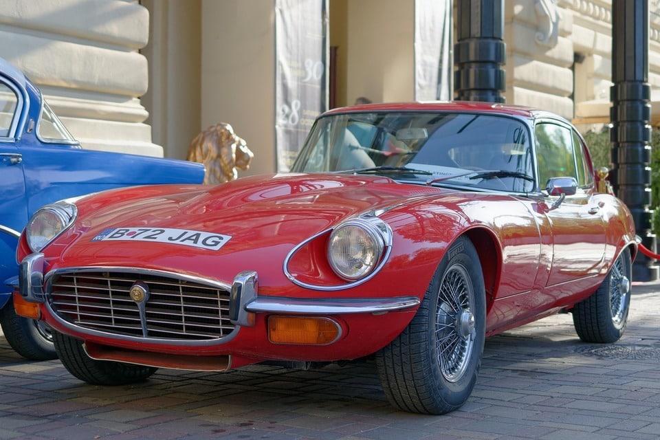 voiture de collection rouge
